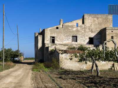 Torre di Mizzo vista da vicino: l'edificio in pietra risale al XV secolo